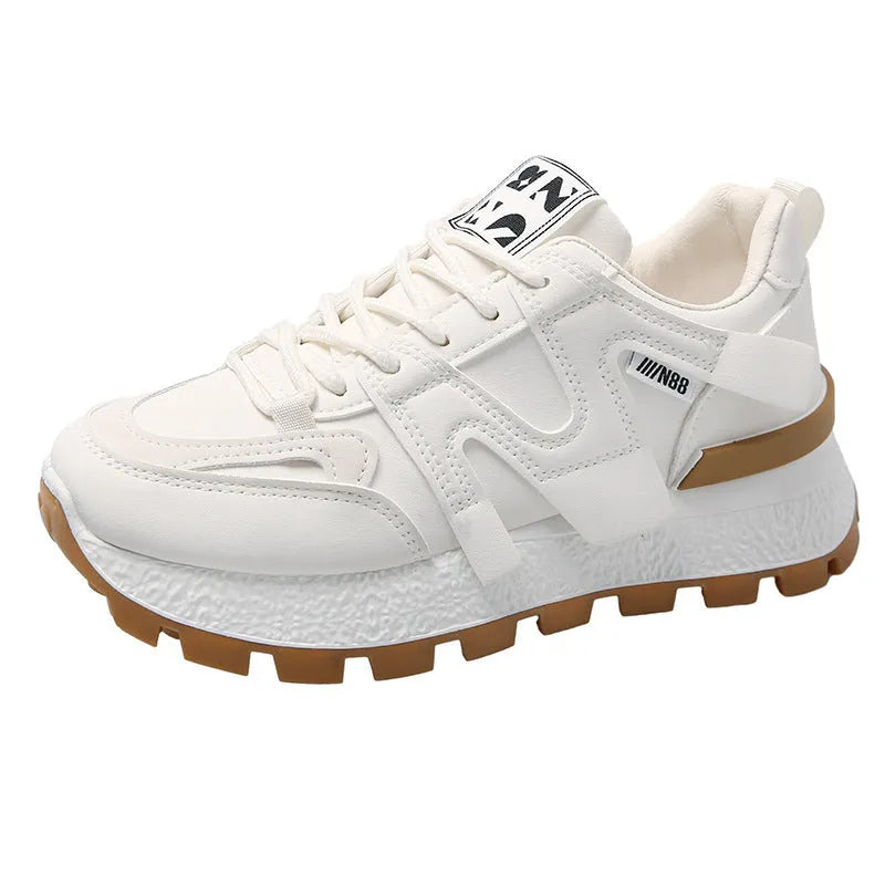 Unisex low-top sneaker in black or white with round toe and lace-up fastening