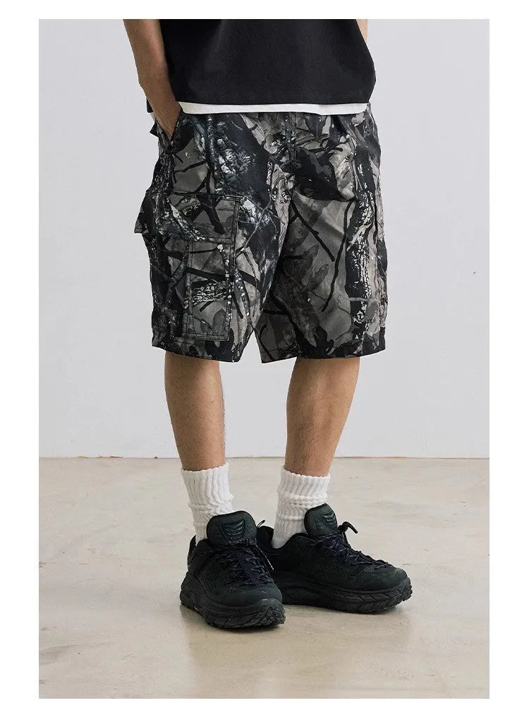Loose straight-leg denim shorts in black with micro-elastic waistband and zip fly opening