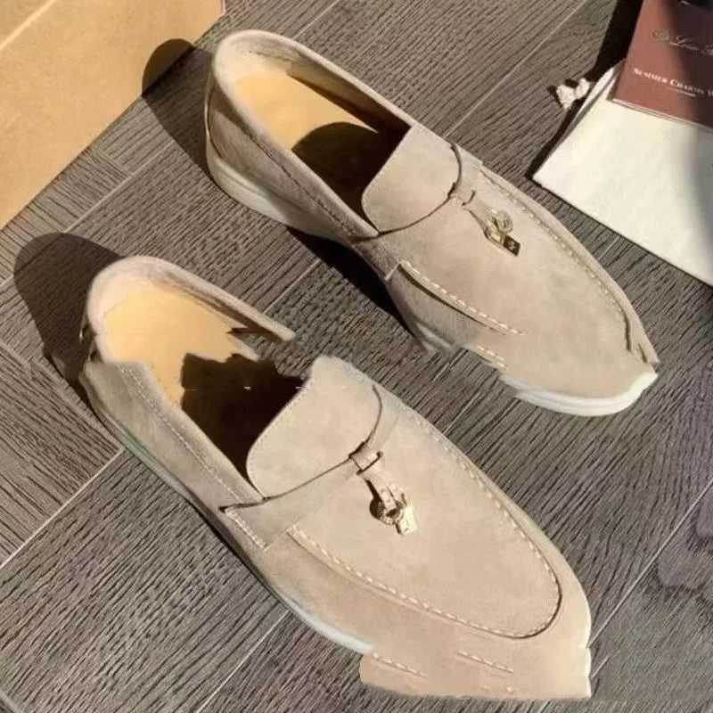 Gommino slip-on loafers with round toe and rubber sole in various colours