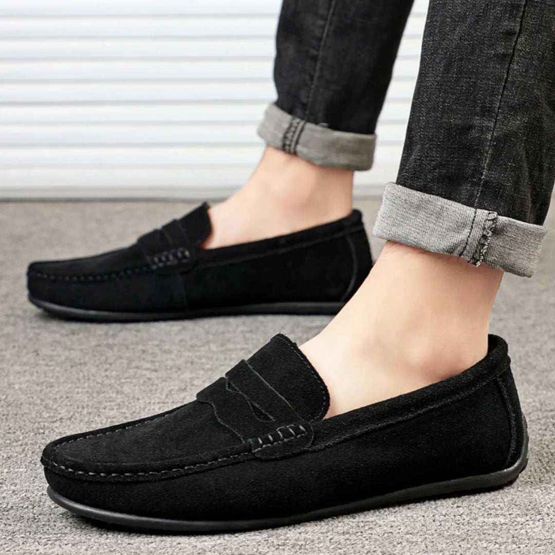 Men's suede loafers in solid colours with round toe and rubber sole