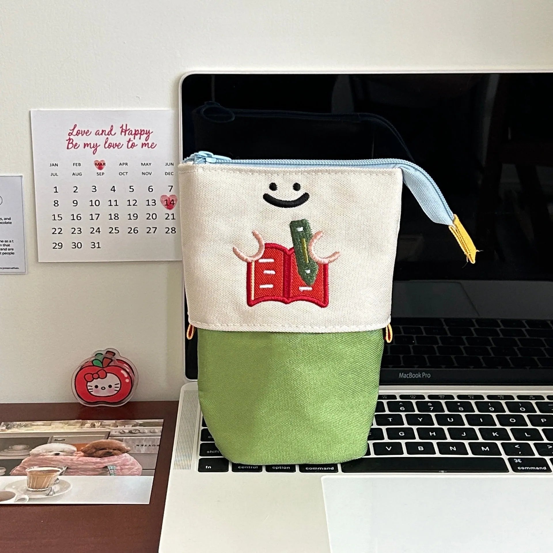 Cartoon Korean style collapsible pencil case in Oxford fabric measuring 17x14cm