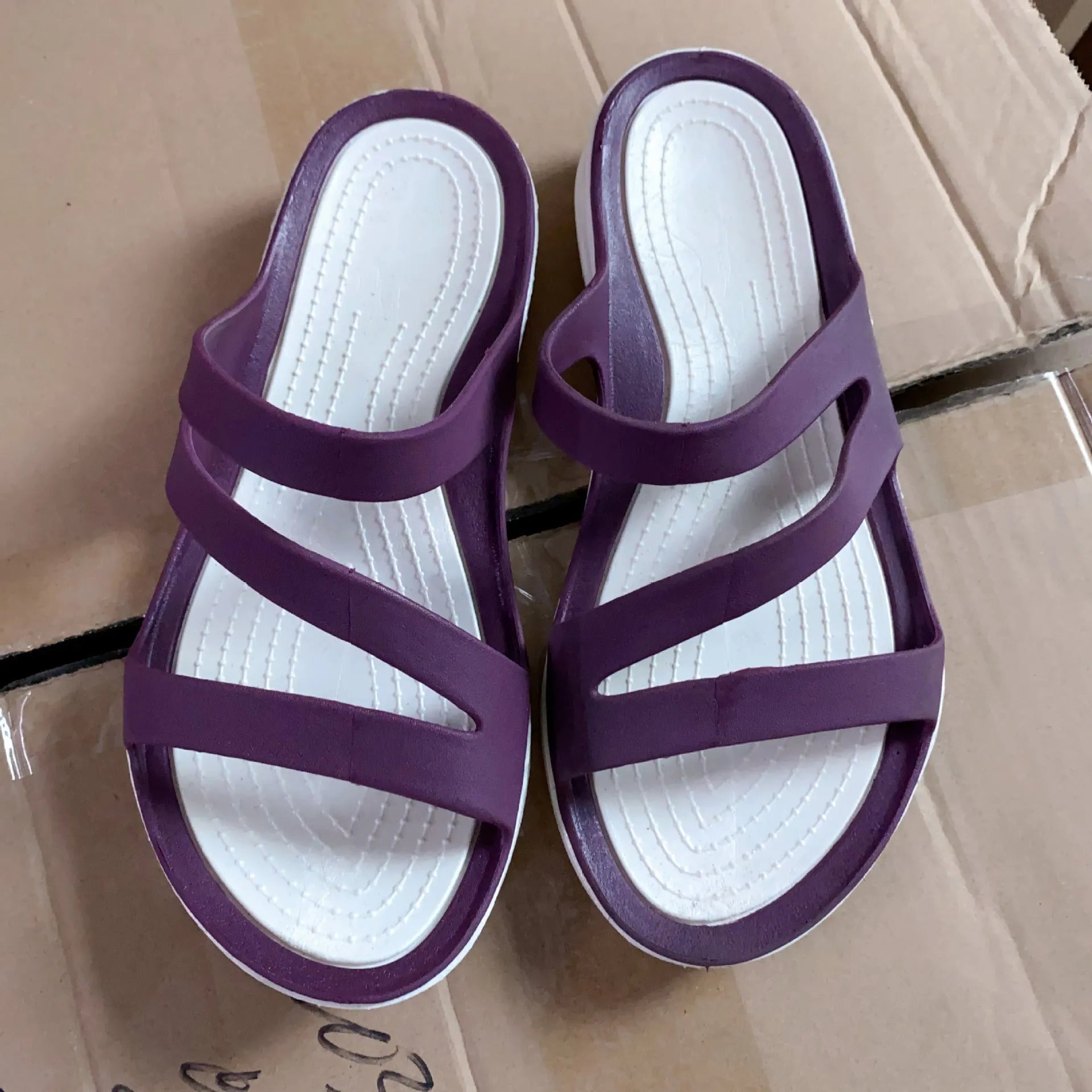 Women's solid colour summer sandals with a breathable PP upper and flat sole.