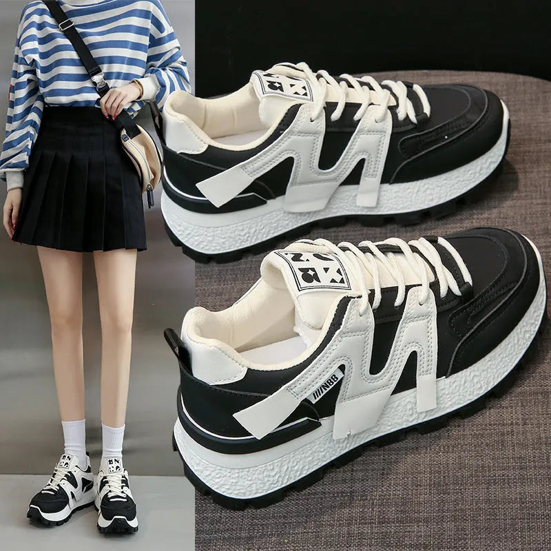 Unisex low-top sneaker in black or white with round toe and lace-up fastening