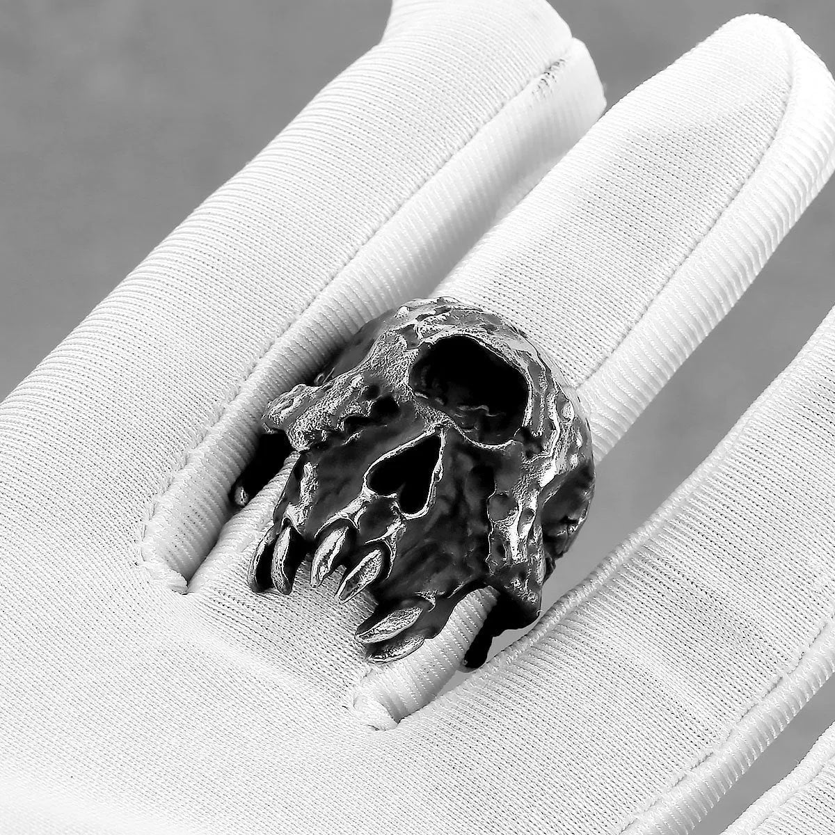 Alloy one-eyed skull ring with electroplated finish in retro style, shown in silver tone