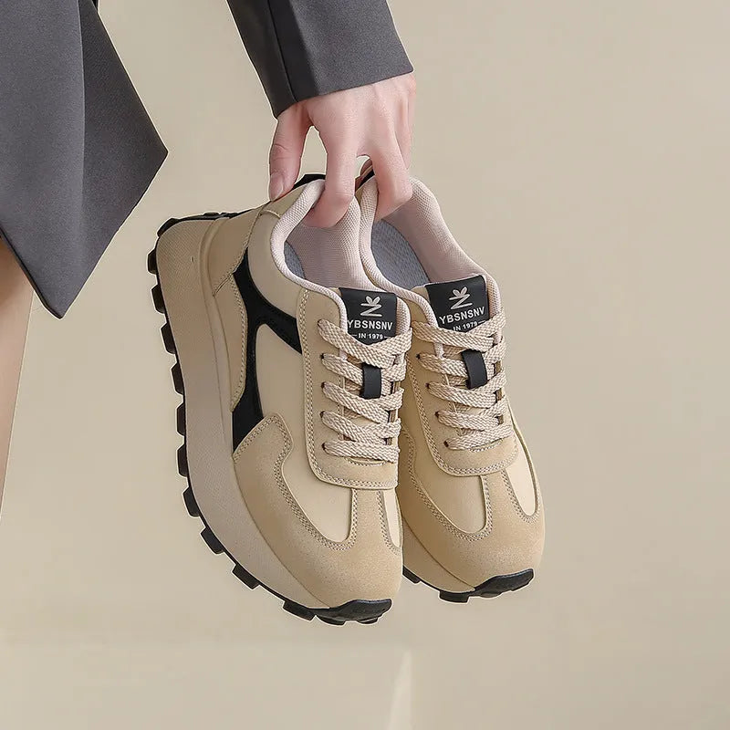 Women's low-top platform sports shoes in card black, with lace-up front and flat rubber sole.