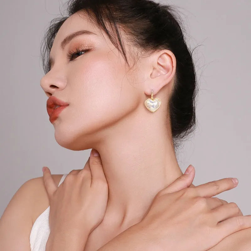 Gold-coloured women's ear clip with alloy construction and natural summer style