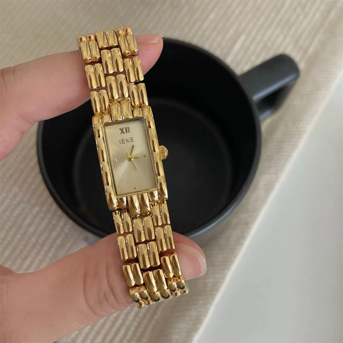 Women's bracelet-style Ins watch with 15mm dial, 7mm thickness, mineral glass mirror and butterfly buckle