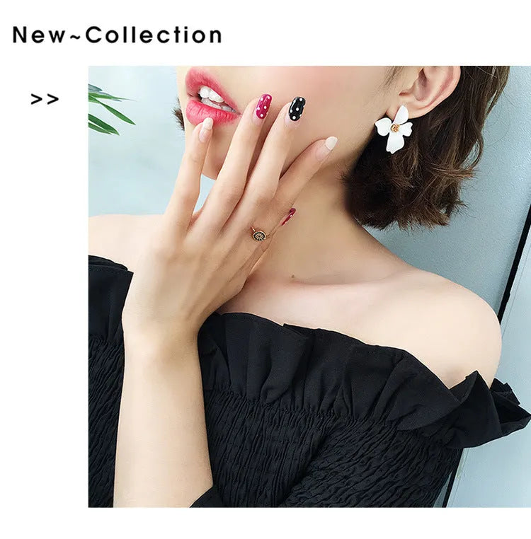 Flower-shaped stud earrings for women in white or pink electroplated alloy