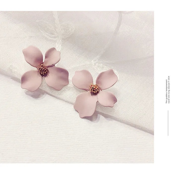 Flower-shaped stud earrings for women in white or pink electroplated alloy