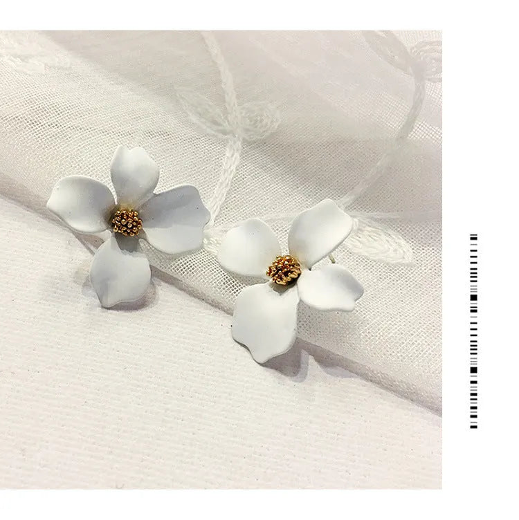 Flower-shaped stud earrings for women in white or pink electroplated alloy