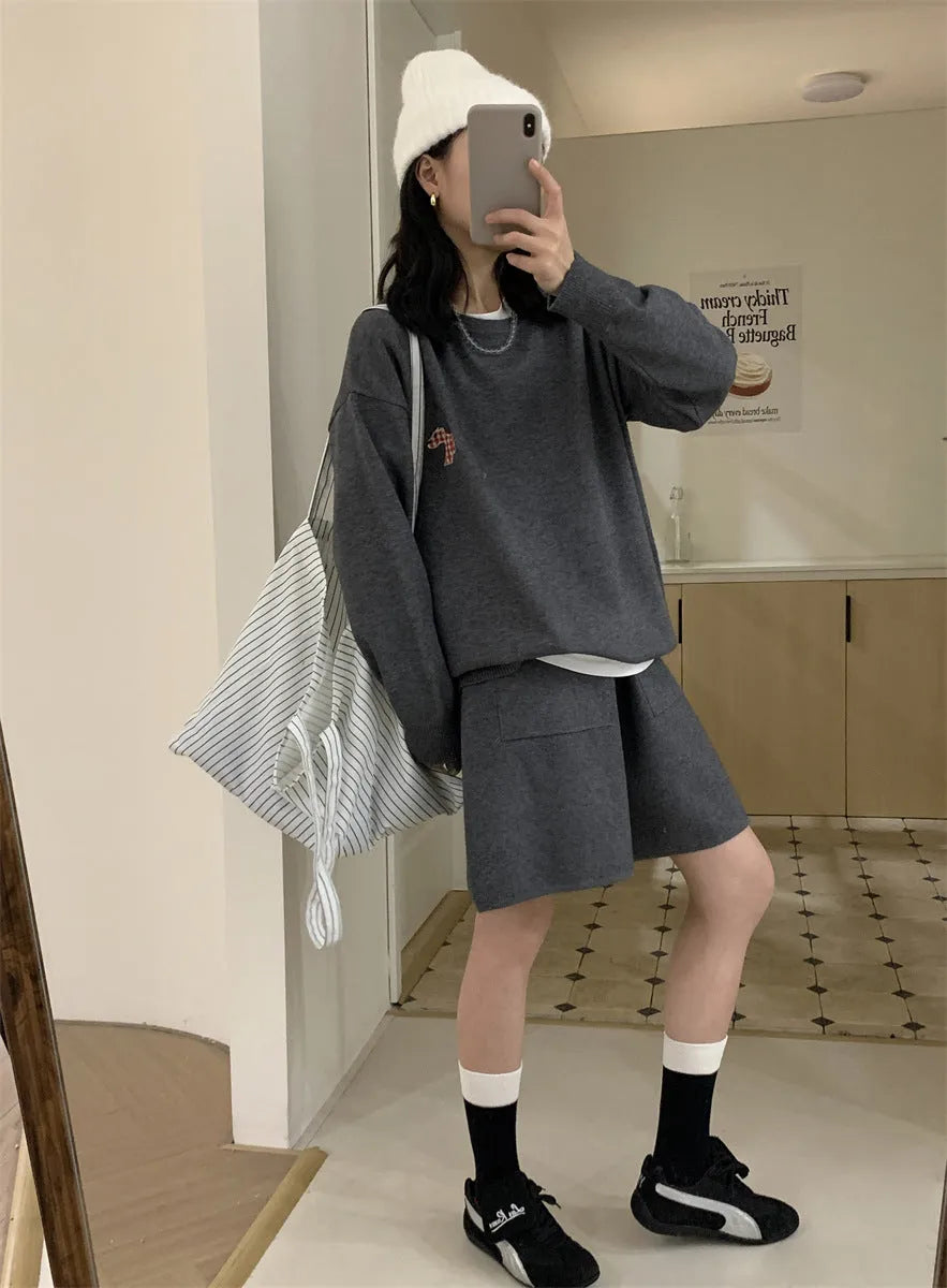 Casual sports knitted sweater shorts suit with animal embroidery in imitation cashmere fabric
