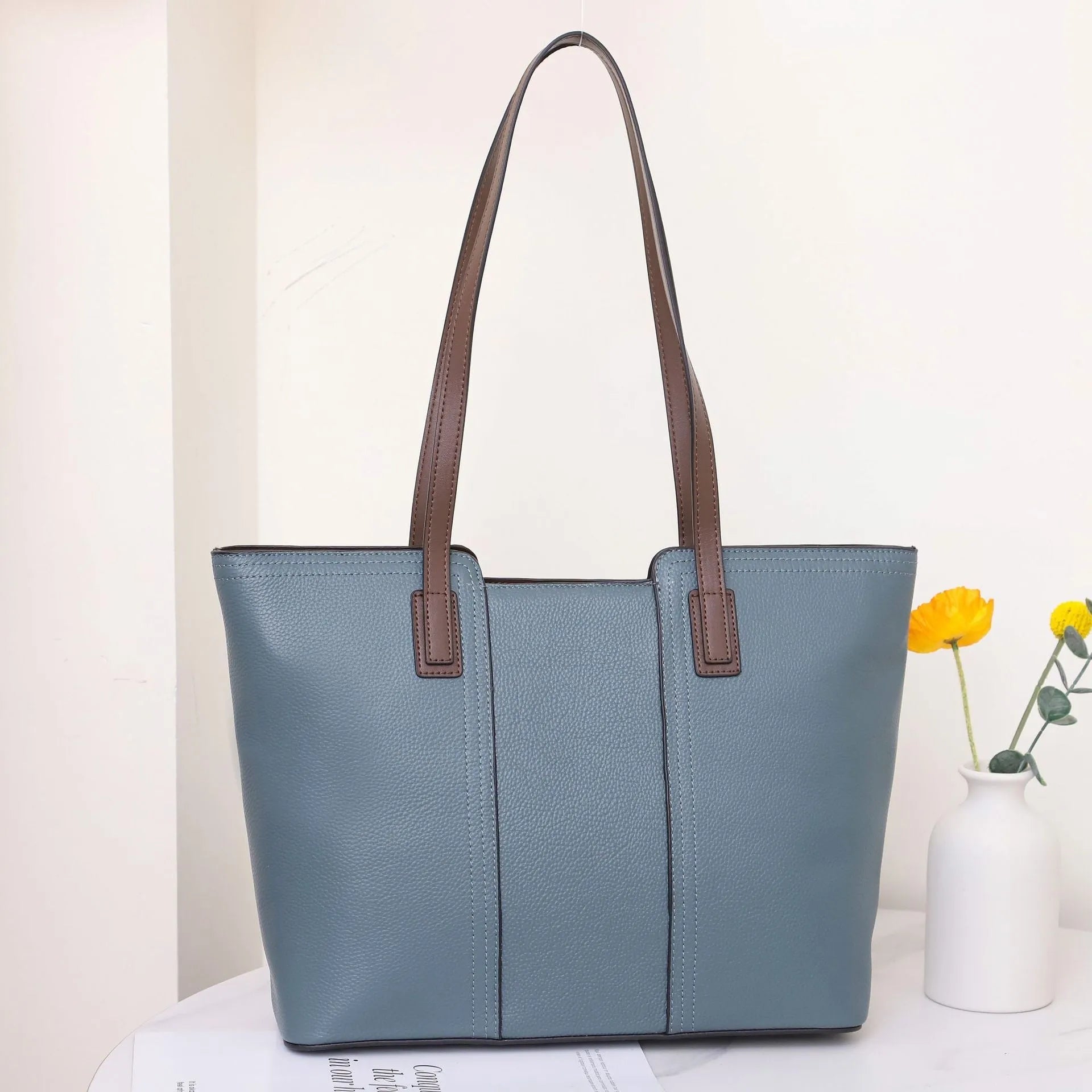 Genuine leather women's commuter shoulder bag in box-type design with mobile phone pocket