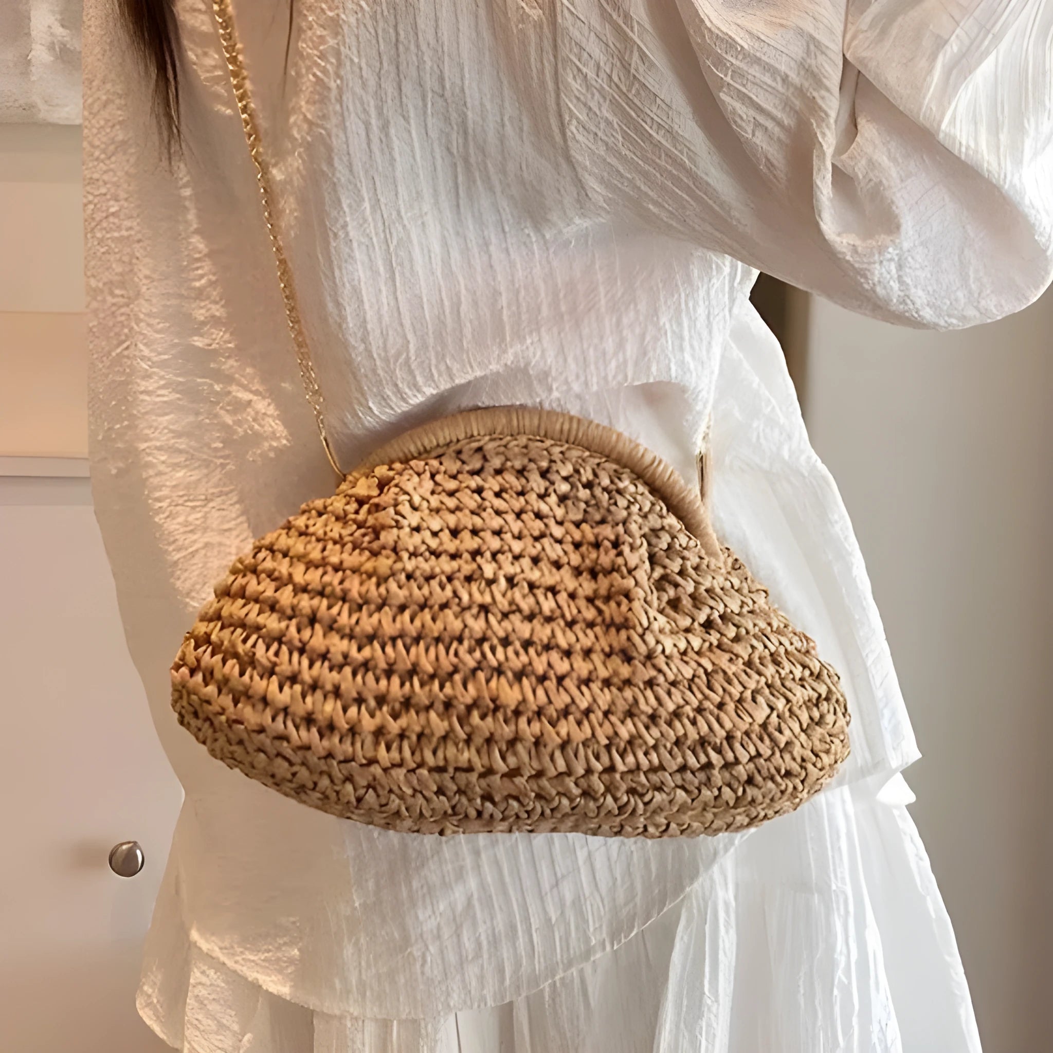 Shell-shaped straw shoulder bag for women with chain accents and polyester lining