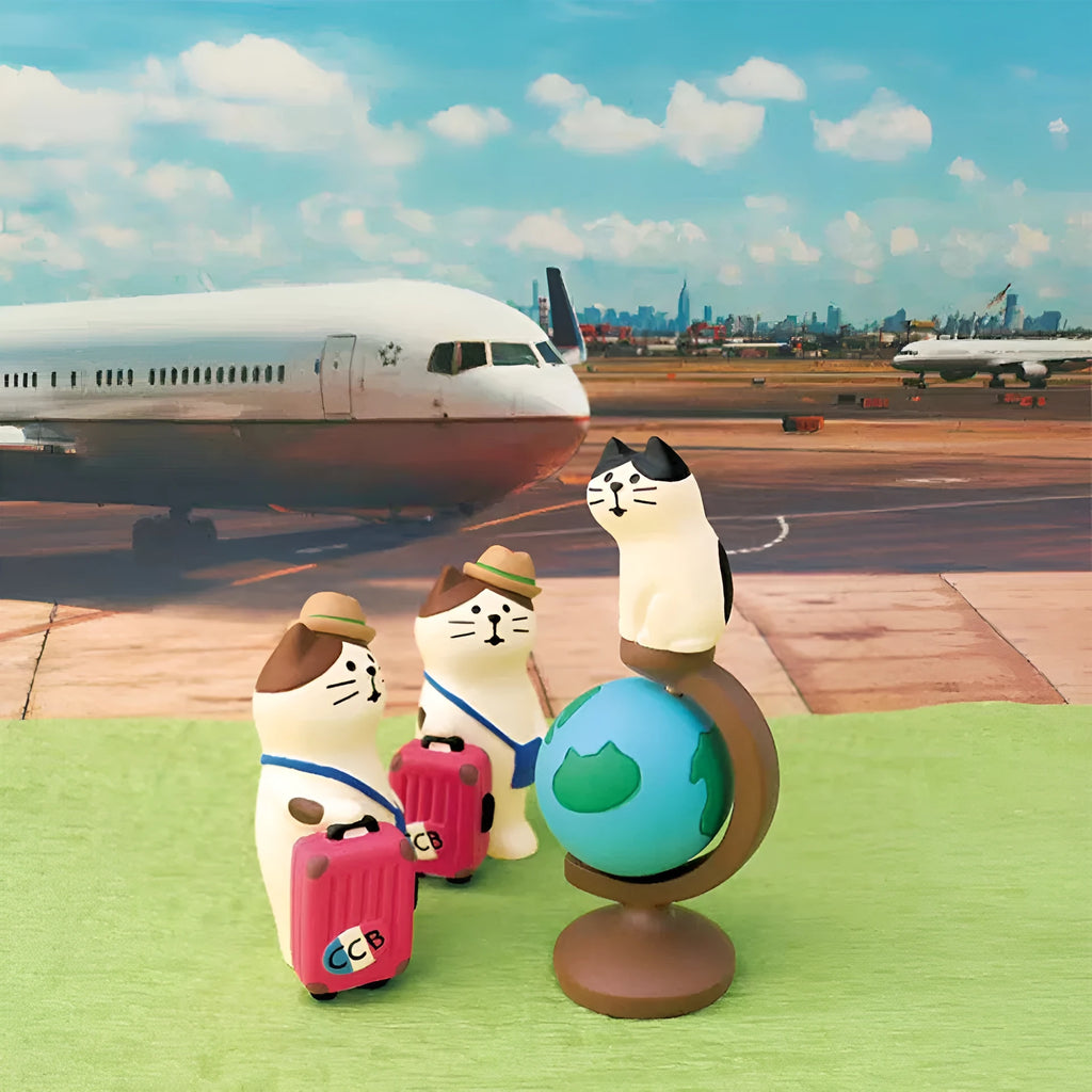 Cartoon cat resin figurine with Statue of Liberty and globe travel theme.