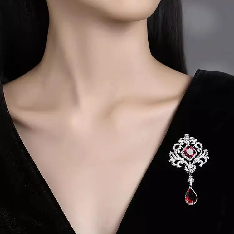 Emerald crystal hollow-out court-style brooch for women, alloy crown shape with tassel, 7x4cm, palace style green