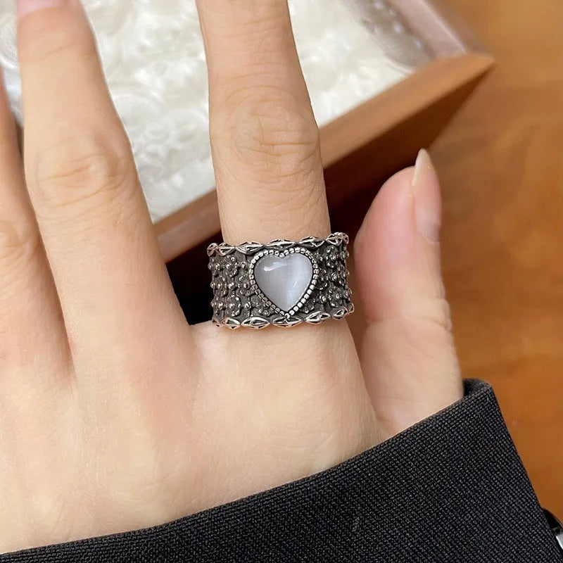 Adjustable heart-shaped ring with wide moon face in white or green colours