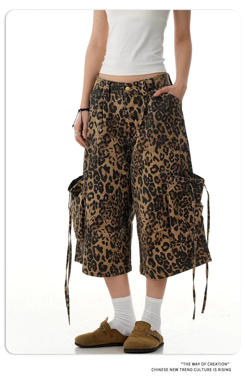 Leopard print cropped straight-leg trousers with high waist and button-front opening