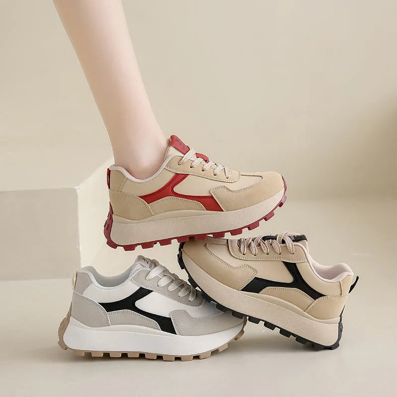 Women's low-top platform sports shoes in card black, with lace-up front and flat rubber sole.