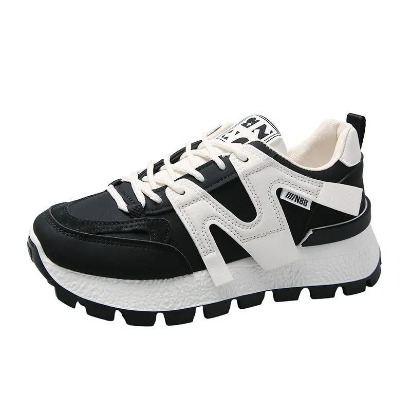 Unisex low-top sneaker in black or white with round toe and lace-up fastening