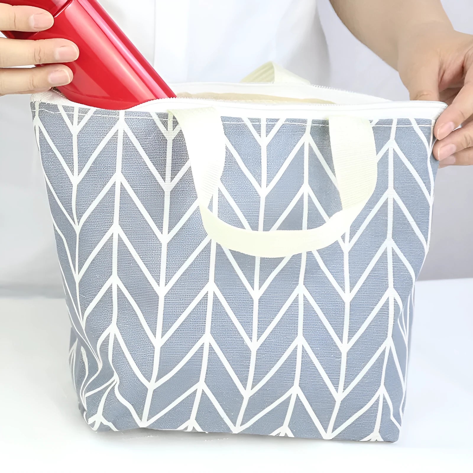 Arrow print polyester makeup bag for moisture-resistant cosmetic storage