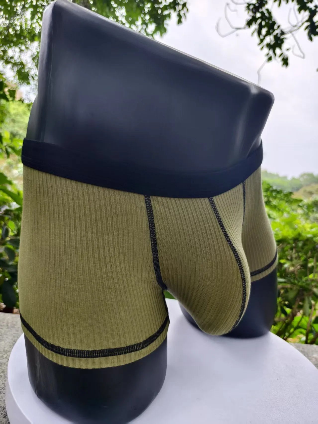Men's slim-fit breathable boxer shorts in solid colours, shown in size range L to 3XL.