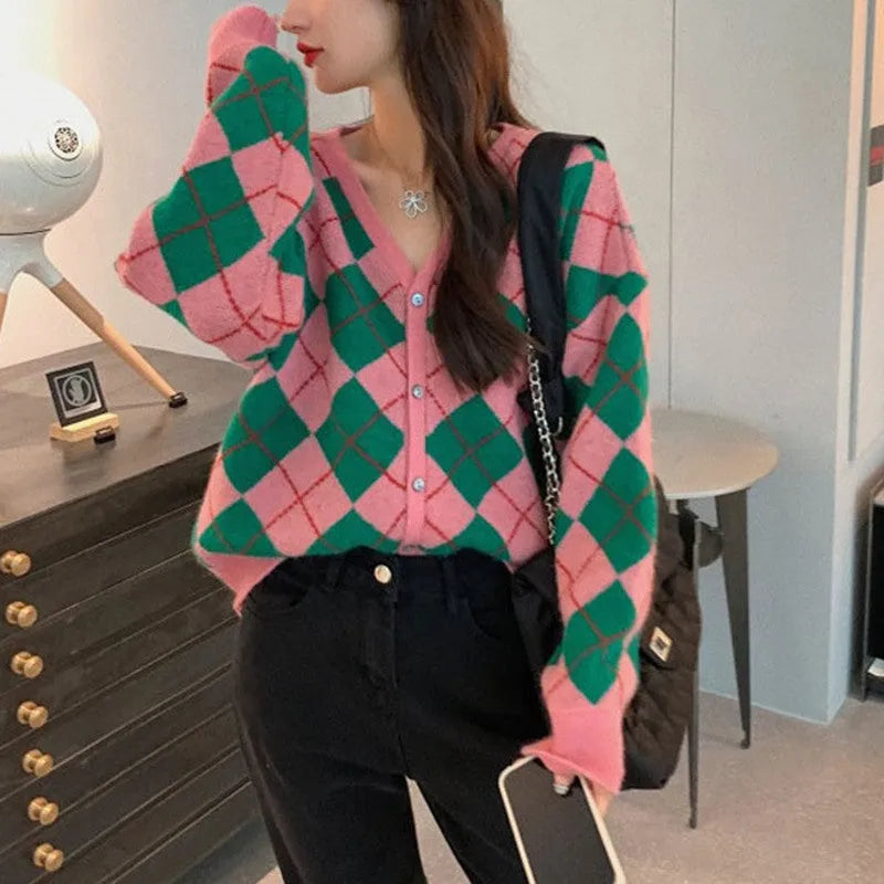 Knitted casual cardigan in macaron colours with regular sleeves and medium thickness