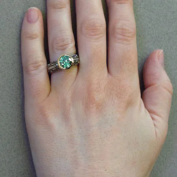 Flower-shaped gold-plated vintage gemstone ring in green silver colour on alloy band