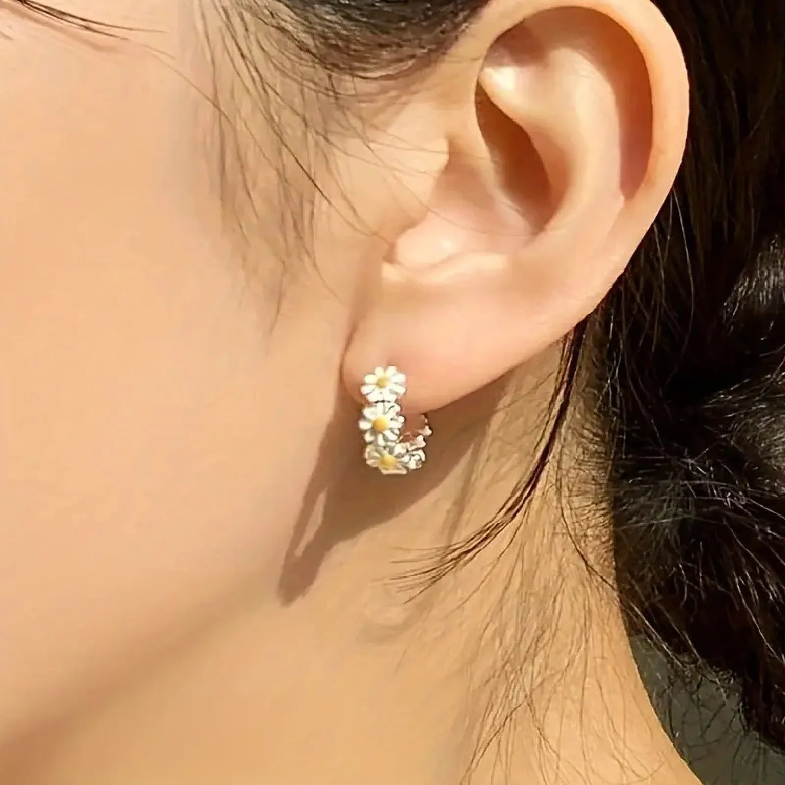 White platinum-electroplated daisy flower ring earrings with gemstone details on a copper base.