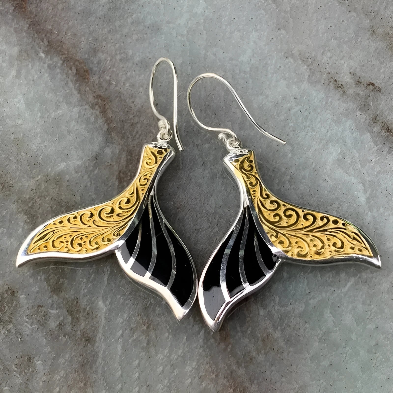 Women's fishtail earrings with whale design in white gold colour retro style