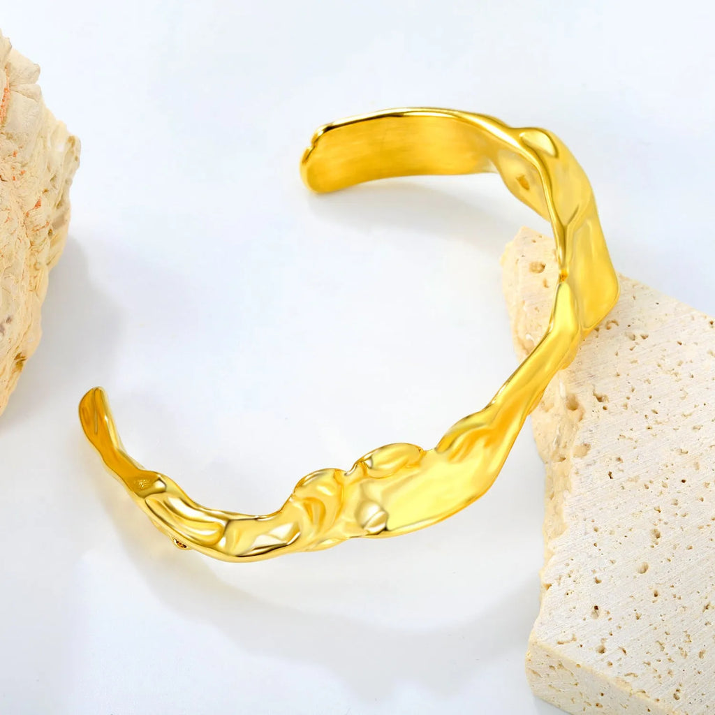 Stainless steel alloy fashion bracelet in advanced European American styling