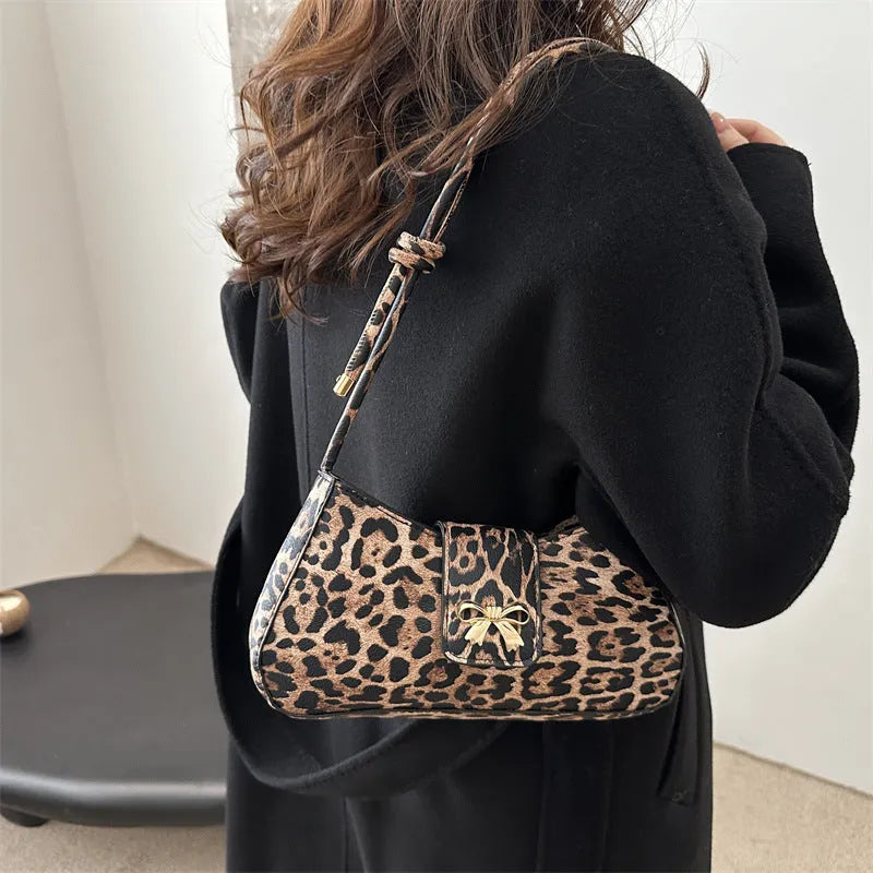 Casual women's handbag in black with sandwich pocket, measuring 27cm wide and made from PU leather