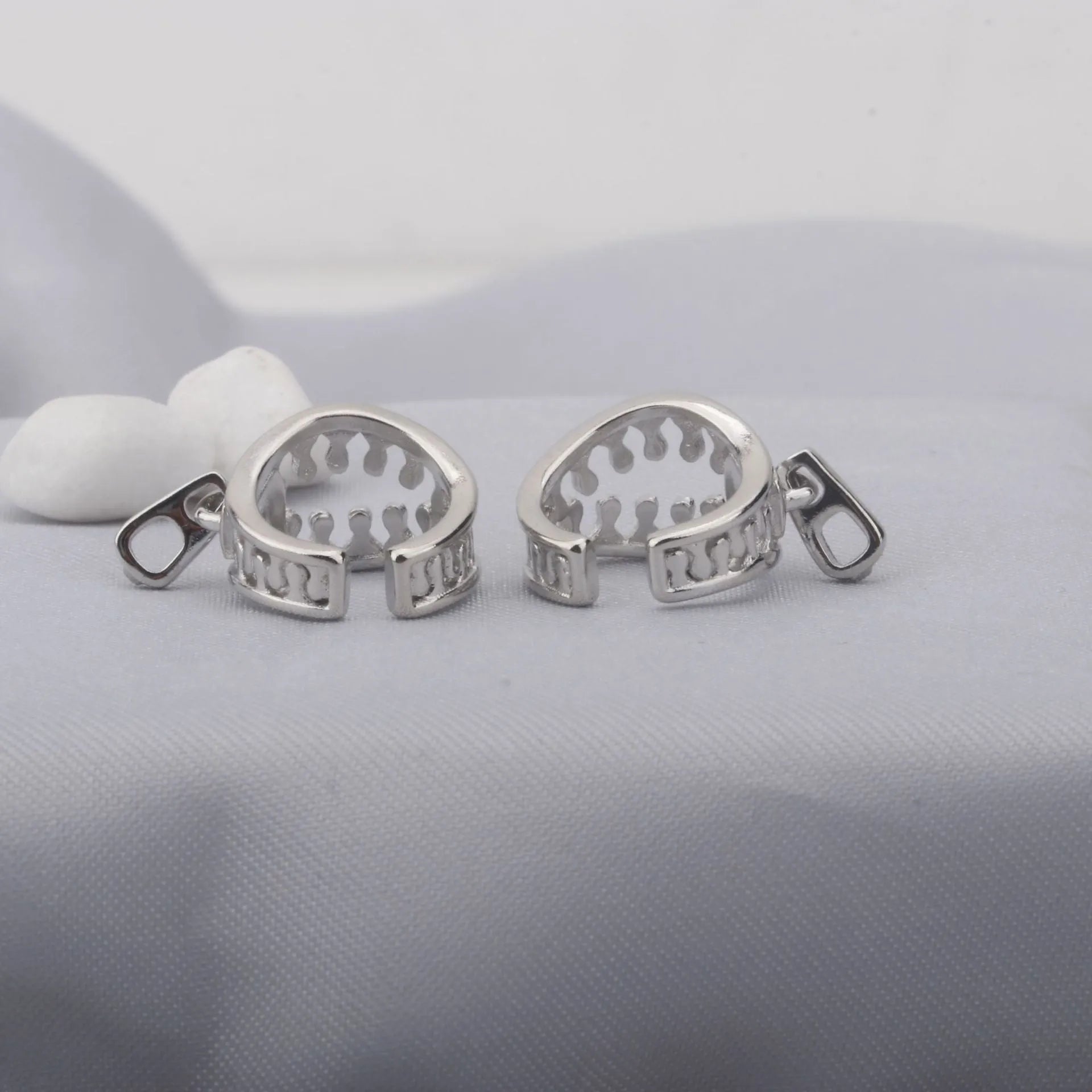 Copper geometric ear clip with zipper design in ES862 colour for non-pierced unisex jewellery