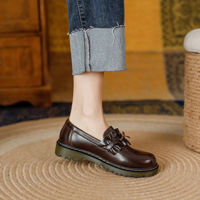 Women's black leather shoes with round toe and chunky flat heel, low-top design