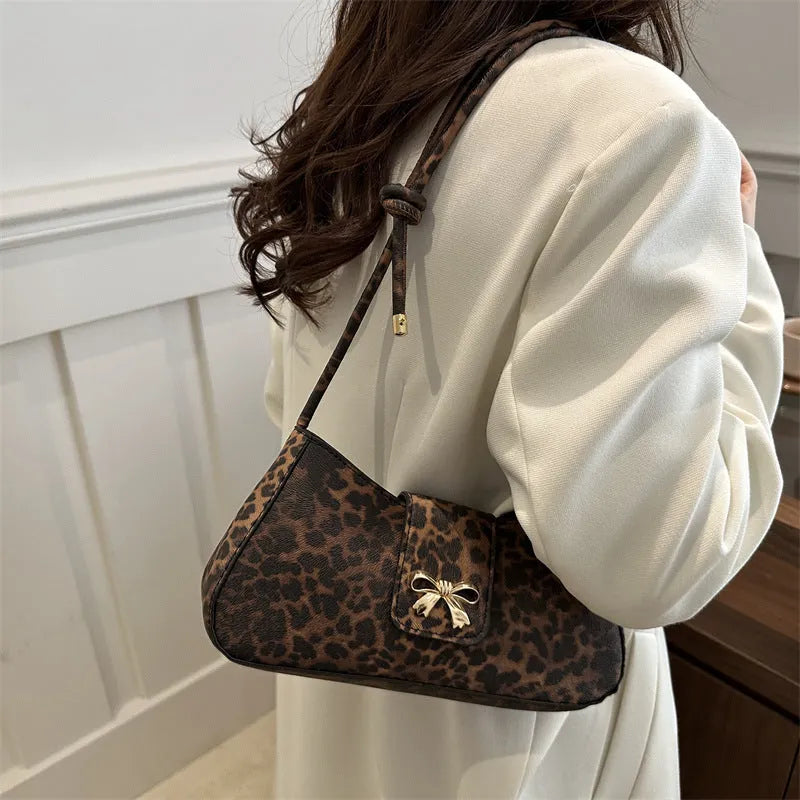 Casual women's handbag in black with sandwich pocket, measuring 27cm wide and made from PU leather