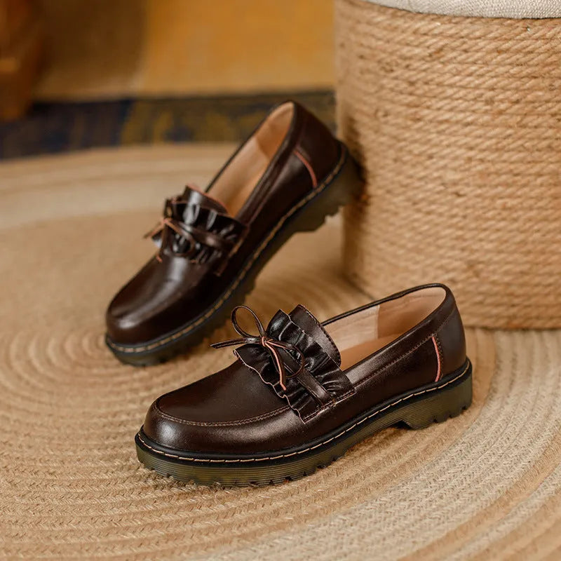 Women's black leather shoes with round toe and chunky flat heel, low-top design