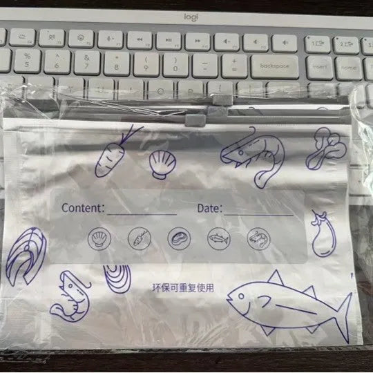 Set of aluminium foil sealed bags and boxes for food preservation in three different sizes.