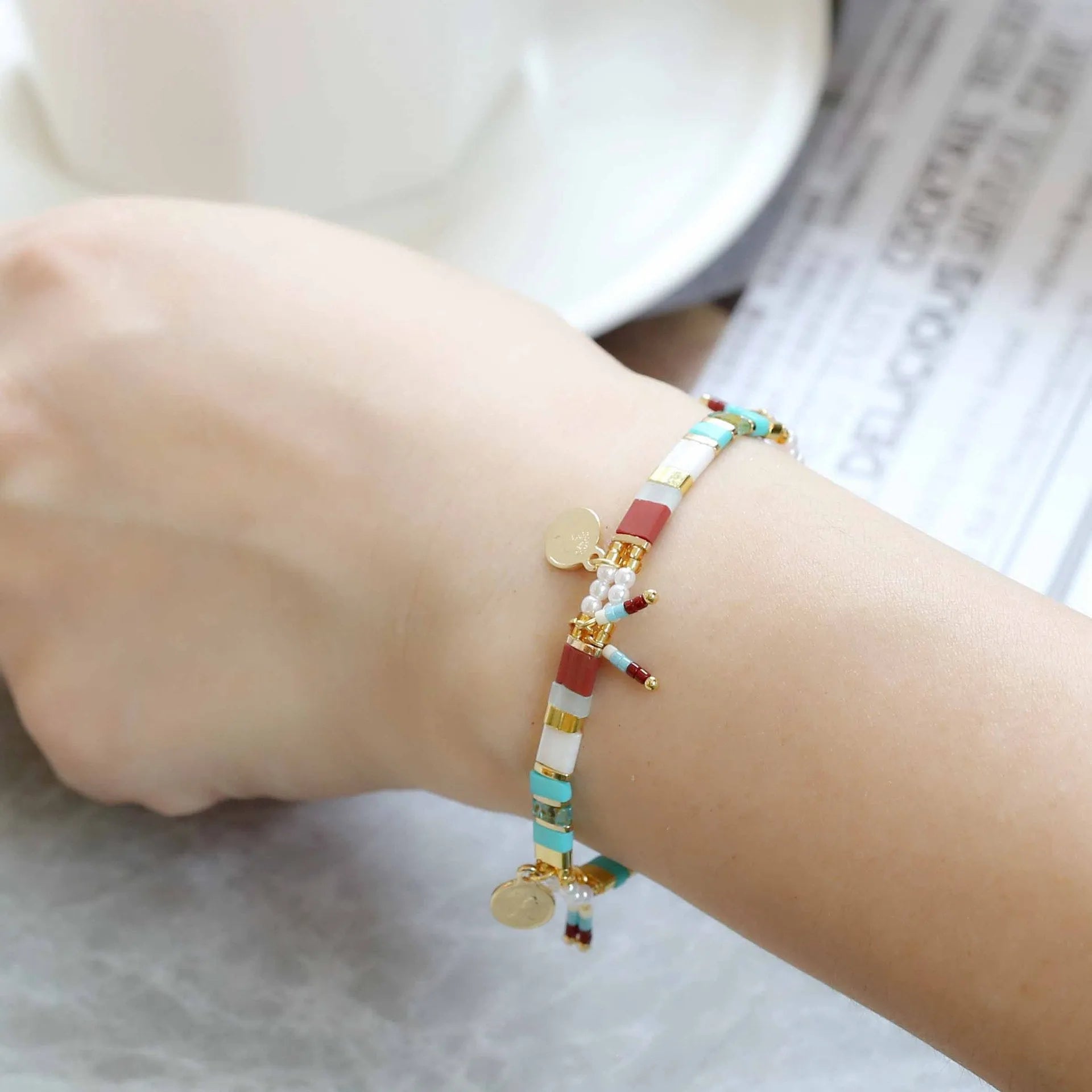 Women's imitation pearl beaded bracelet in European and American style with handmade construction