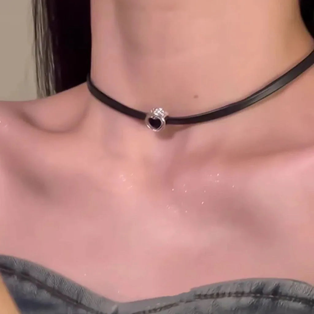Women's multi-layer twin necklace with heart-shaped alloy pendant and adjustable 41-50cm clavicle chain