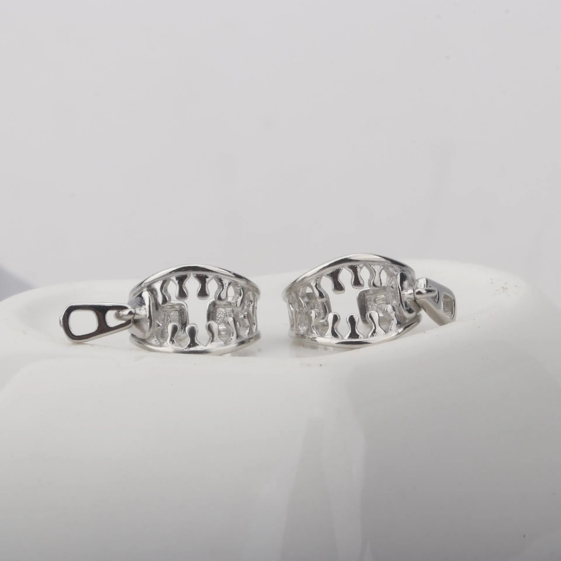 Copper geometric ear clip with zipper design in ES862 colour for non-pierced unisex jewellery
