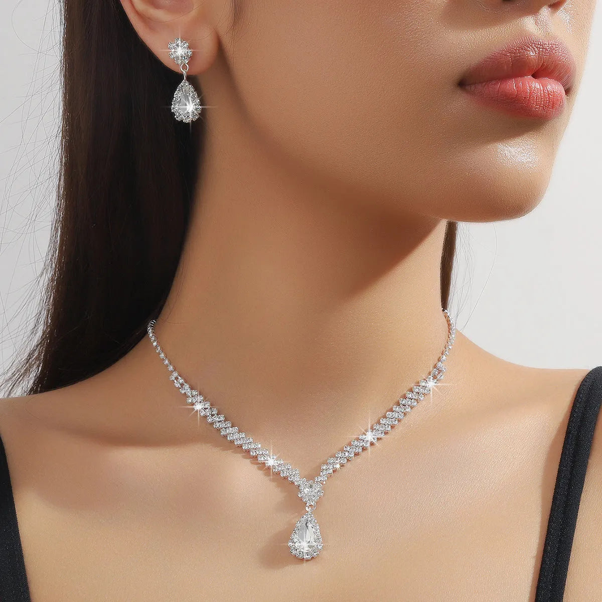 Claw chain rhinestone necklace and earrings set with water drop shape in blue colour