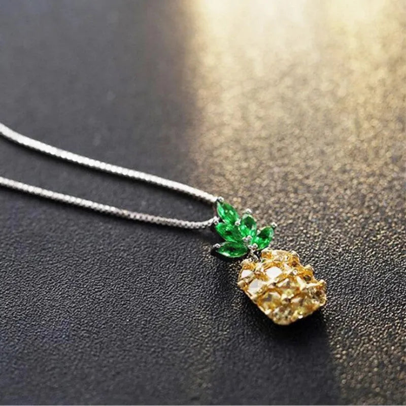 Silver-plated pineapple diamond necklace with geometric pendant design