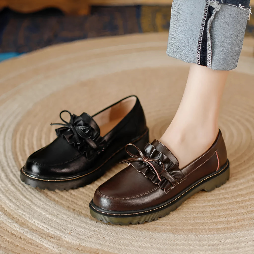 Women's black leather shoes with round toe and chunky flat heel, low-top design