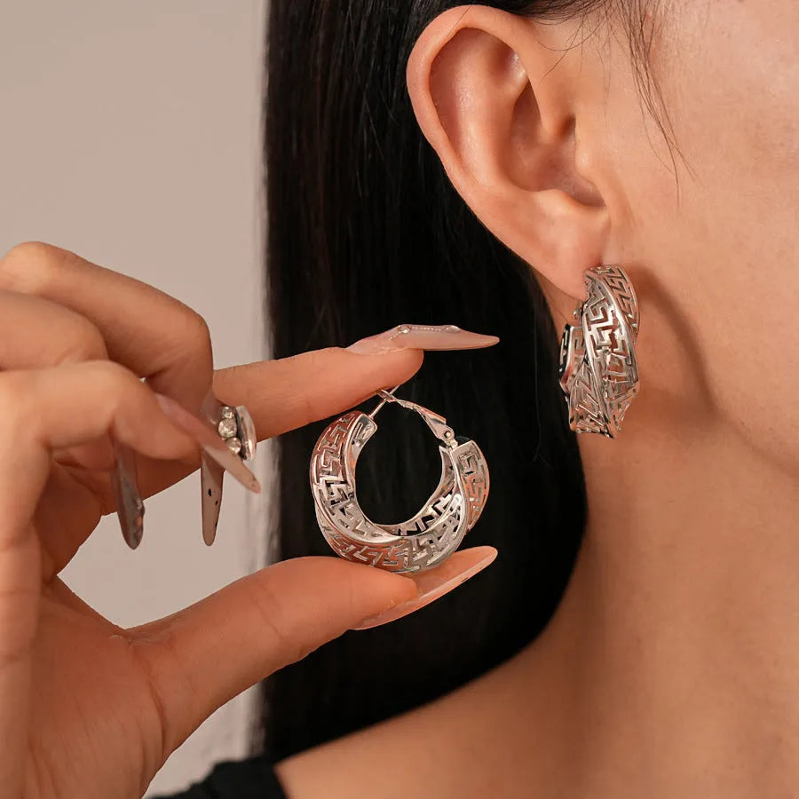 Geometric women's earrings with twisted round hollow stud design in silver or gold finish