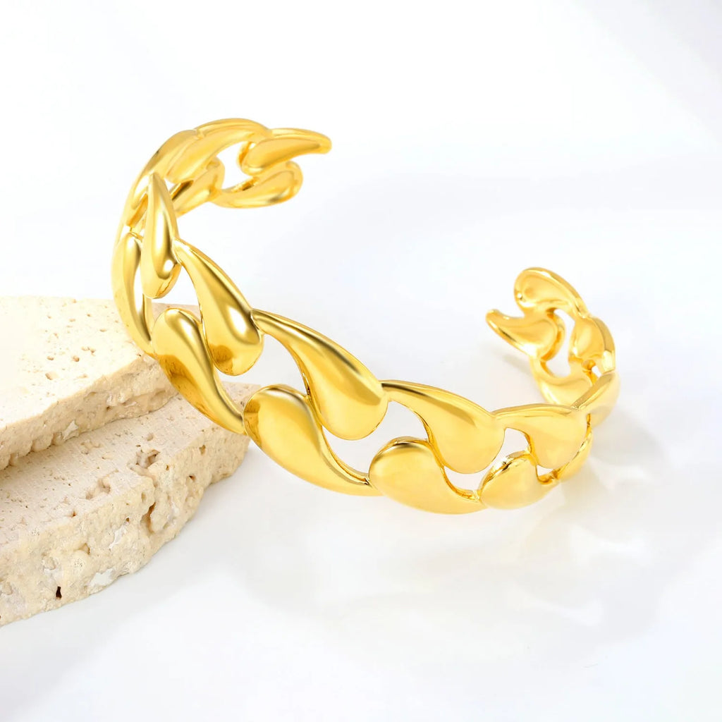 Stainless steel alloy fashion bracelet in advanced European American styling