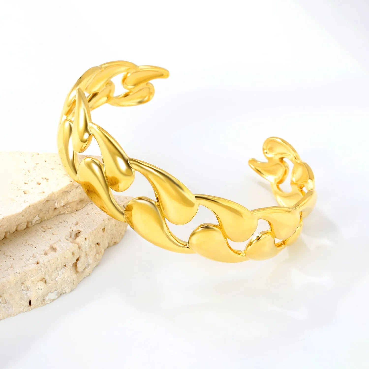 Stainless steel alloy fashion bracelet in advanced European American styling