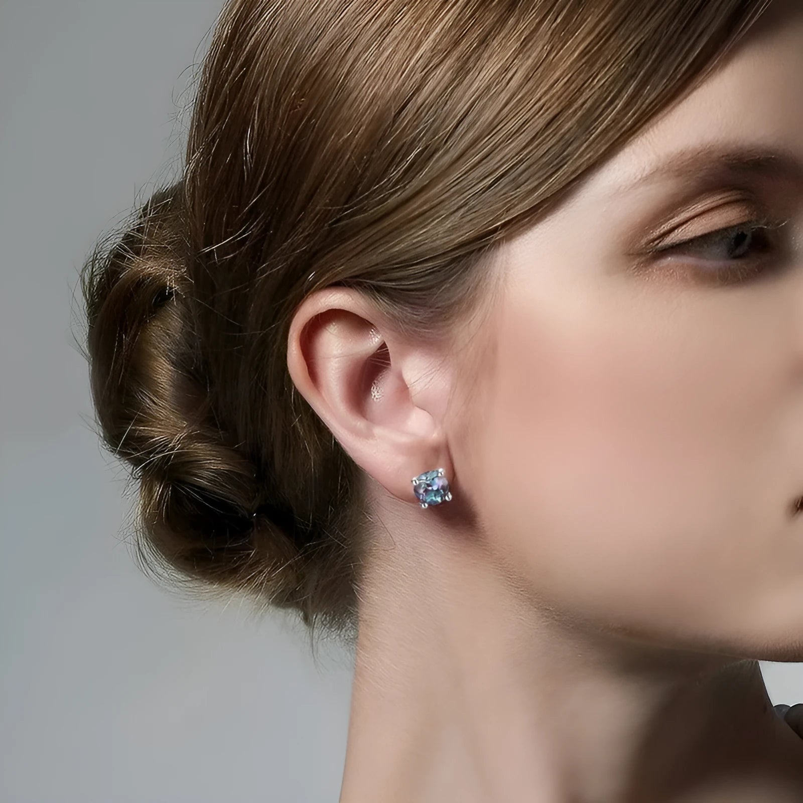 A pair of round, geometric 925 silver ear studs featuring a cultivated Alexandrite Alexander Stone.