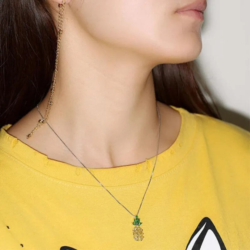 Silver-plated pineapple diamond necklace with geometric pendant design