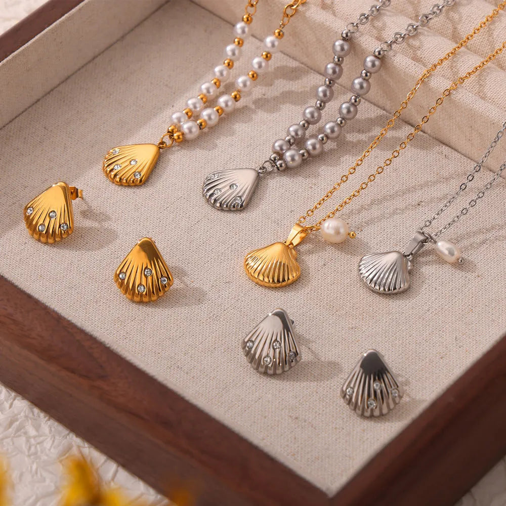 French vintage shell pendant necklace with freshwater pearls on O-shaped titanium steel chain