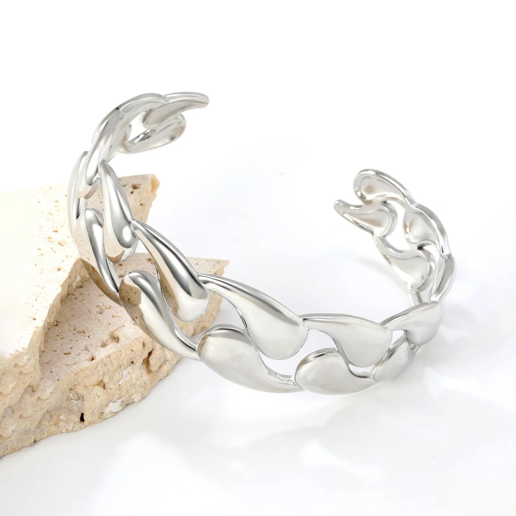 Stainless steel alloy fashion bracelet in advanced European American styling