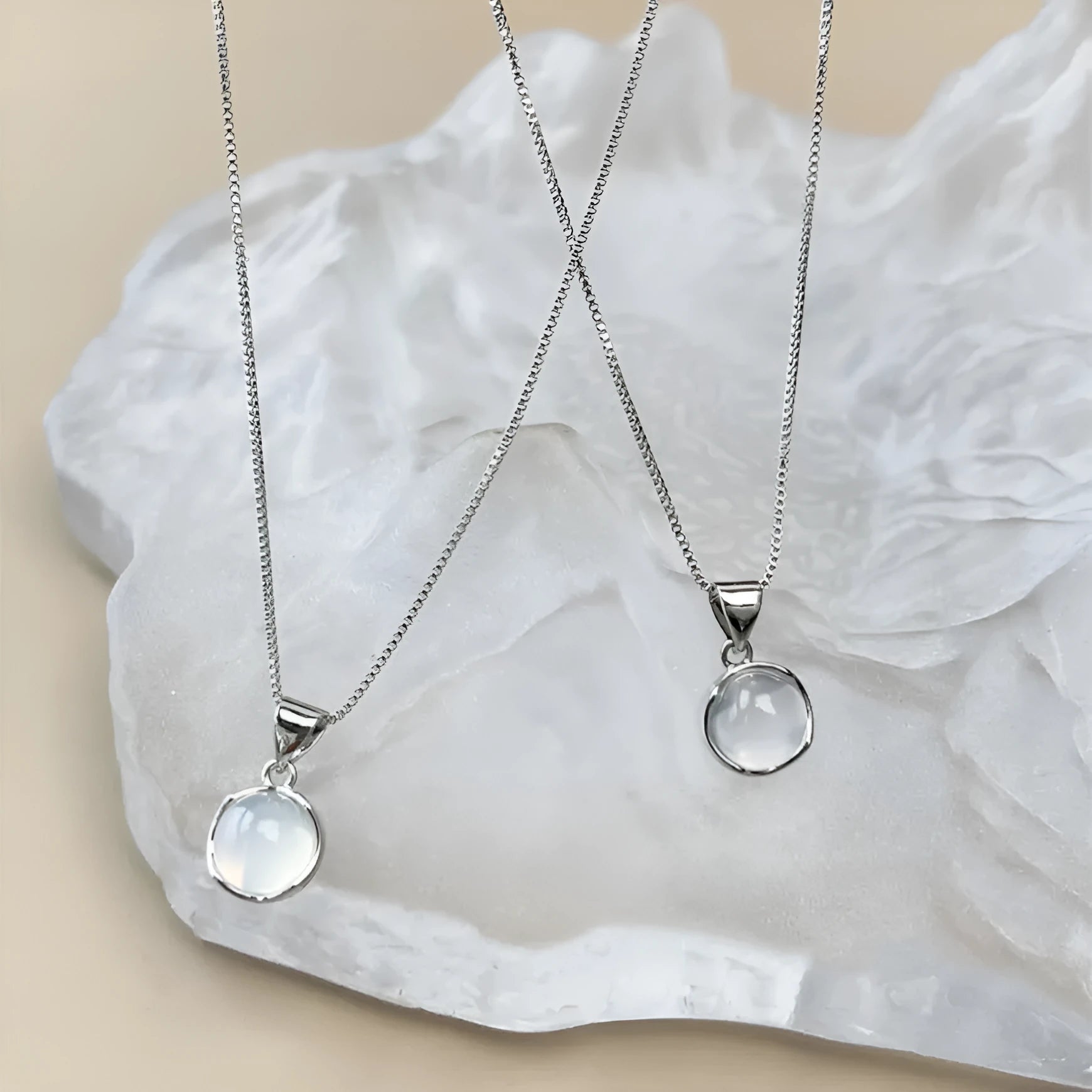 Korean-style oval pendant necklace with geometric crystal design on adjustable box chain